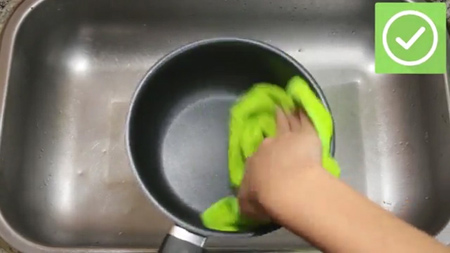 تمیز کردن ظرف تفلون با مایع ظرف شویی,نحوه تمیز کردن تفلون سوخته