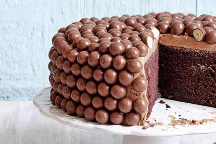تزئین کیک تولد شکلاتی