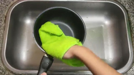 تمیز کردن ظرف تفلون با مایع ظرف شویی,نکاتی برای تمیز کردن سوختگی ظروف تفلون