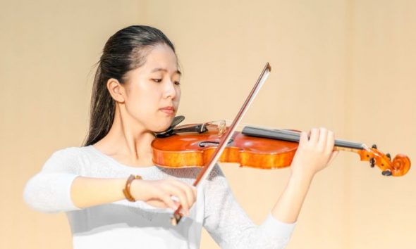 فیونا ژنگ، نوازنده و تکنواز ویولن در ارکستر سمفونی شن یون (Shen Yun Performing Arts)