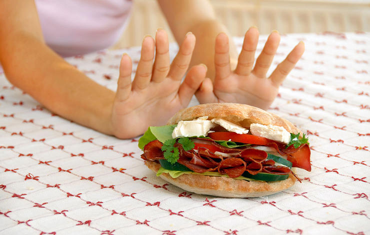 چگونه بدن و ذهنی قوی داشته باشیم,rejecting-red-meat-cheese-sandwich-سلامت مغز